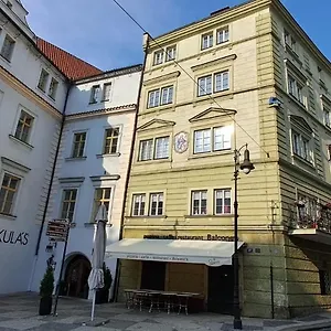 At The Blue Lion & Parking Assistance Praga